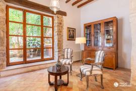Historisches Haus mit Natursteinfassade und Pool
