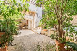 Historisches Haus mit Natursteinfassade und Pool