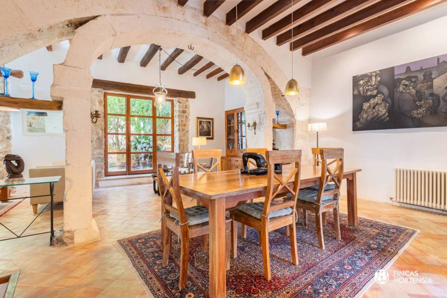 Casa histórica con fachada de piedra y piscina