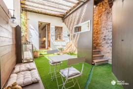 Historisches Haus mit Natursteinfassade und Pool