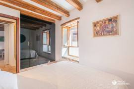 Historisches Haus mit Natursteinfassade und Pool
