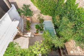 Historisches Haus mit Natursteinfassade und Pool
