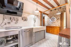 Historisches Haus mit Natursteinfassade und Pool