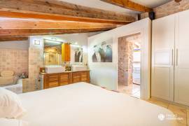 Historisches Haus mit Natursteinfassade und Pool