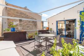 Historisches Haus mit Natursteinfassade und Pool