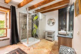 Historisches Haus mit Natursteinfassade und Pool