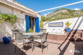 Historisches Haus mit Natursteinfassade und Pool
