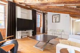 Historisches Haus mit Natursteinfassade und Pool