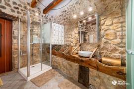 Historisches Haus mit Natursteinfassade und Pool