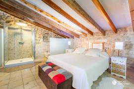 Historisches Haus mit Natursteinfassade und Pool