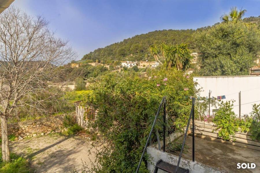 Spacious village house with many possibilities