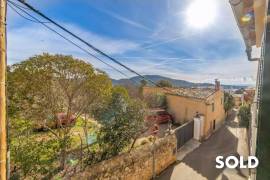 Spacious village house with many possibilities