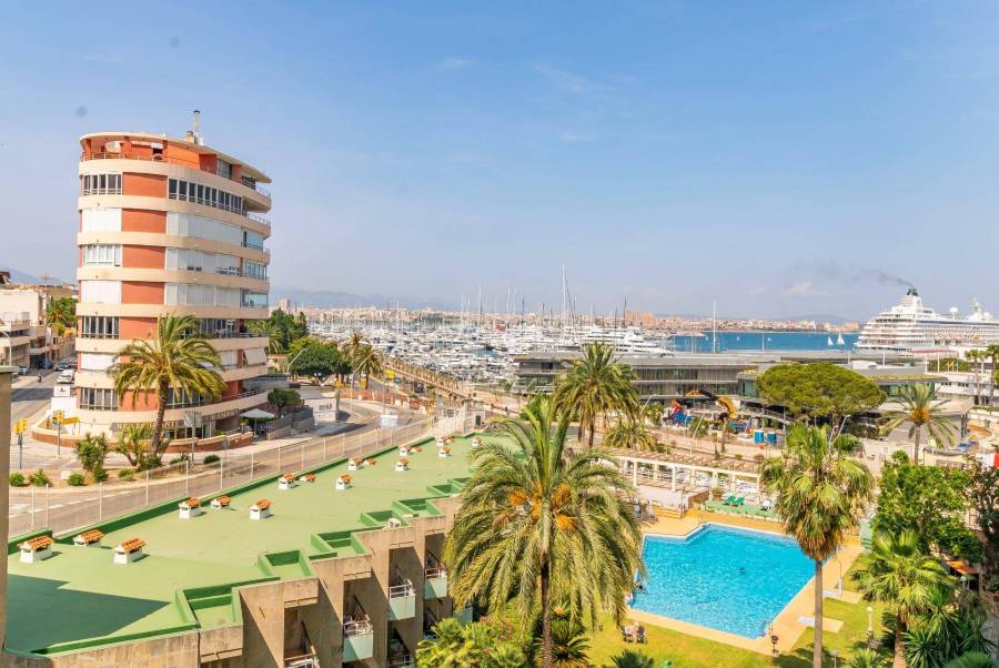 Apartment with pool and bay views