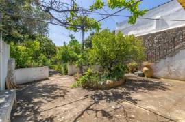 House with garden to renovate and extend